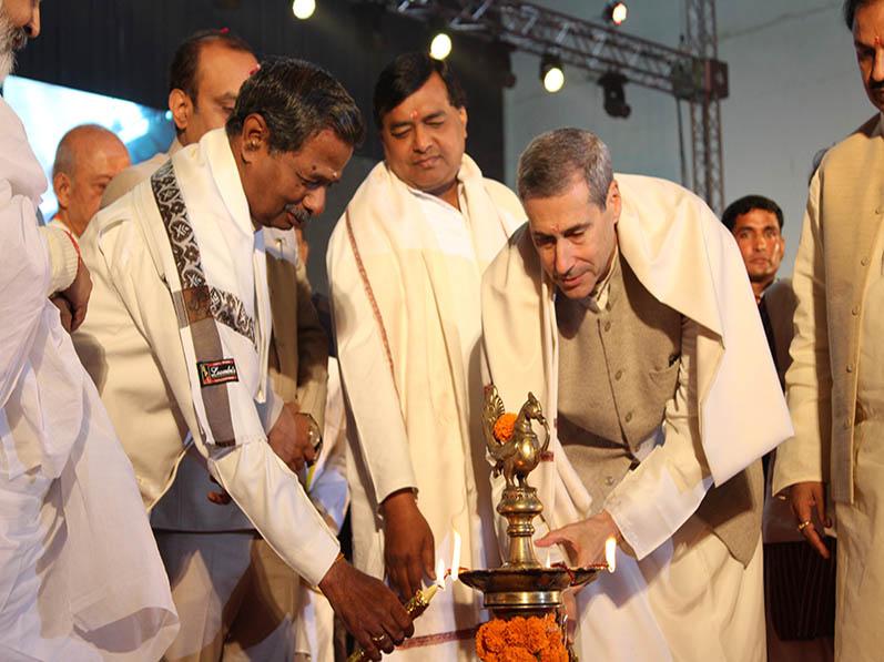 Raja Harris Kaplan Ji and Prof. Bhuvnesh Sharma Ji lighting the lamp.